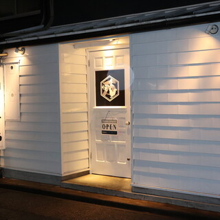 おしゃれで落ち着いた佇まいの隠れ家のような焼き鳥店