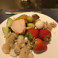  「メトロポリタングリル」 ヒルトン東京 - ランチ（土日祝）６２００円。フレッシュ苺など。山岡さんならヘタを取れって叱りそう。。（笑）。お友達ならいくつ食べるかな、と友を思いながらいただきました（笑）