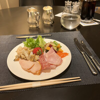  「メトロポリタングリル」 ヒルトン東京 - ランチ（土日祝）６２００円。ゴールドミート、野菜色々、ミックスシーフード。野菜の種類は豊富です。シーフードはお値段に見合う品では。。。食べますが（笑）