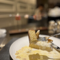  「メトロポリタングリル」 ヒルトン東京 - ランチ（土日祝）６２００円。フレンチトースト。アイスクリーム、ホイップ、バナナキャメリーゼがトッピングされたものです。フレンチトースト自体がふわふわでとーっても美味しかったです（╹◡╹）（╹◡╹）