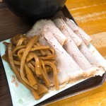 中華そば 倉内 - 熱だしつけ麺（中）のチャーシューとメンマは別皿でした