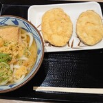 Marugame Seimen - きつねうどん　４９０円　さつまいも揚げ１２０円✕２個