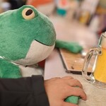 学大酒場エビス参 - 1人でもカウンター席ではカエラちゃんと一緒ｗ