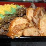 玉屋旅館 - しゃも弁当。1050円。