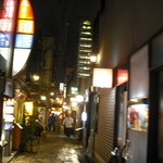 力丸 法善寺横丁 炉ばた焼 水かけ茶屋 - 前の法善寺の通り