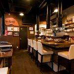 焼肉あさだ - 和モダンでお洒落なカウンター席とテーブル席の空間です。