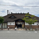 たまカフェ - 和歌山電鐵貴志川線貴志駅駅舎（屋根が猫の形をしていて、頂部にはTAMAの文字が）