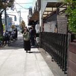 麺家 彩華 - 2日目も勿論並ぶ。