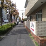 麺家 彩華 - このときの時間は11:05。既に並んでいる。