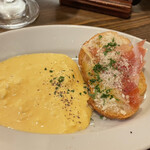 男のイタリアン居酒屋 suEzou JAPAN - お通し(330円)ハムの乗ったバケットと玉子