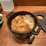 L'appartamento di NAOKI - 薪で焼いたフォカッチャ。外はカリカリ。中はふっくら。おかわりしたい。