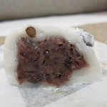 秋田屋 - 豆大福　断面