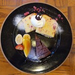 PARTS-C CAFE - 店主のおまかせシフォンケーキプレート(800円)　濃厚ガトーショコラ×キイチゴのシフォンケーキ