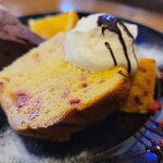 PARTS-C CAFE - 店主のおまかせシフォンケーキプレート(800円)　濃厚ガトーショコラ×キイチゴのシフォンケーキ