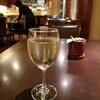 BISTRO mieux - ドリンク写真:グラスワインの白は2種類から。今回はイタリアの軽めの物を選んだ。