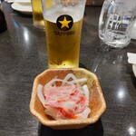 蔵元居酒屋 清龍 - お通しはくじらベーコン。