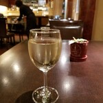 BISTRO mieux - グラスワインの白は2種類から。今回はイタリアの軽めの物を選んだ。