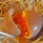 麺屋 極鶏 - 煮玉子～♪中は半熟～♪(*^。^*)