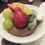 17507510 - チョコ杏仁豆腐はフルーツたっぷりで色合い綺麗です。