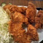 わ楽 - 手前どんちっちアジフライ、奥イカフライ、右側3個チキンカツ