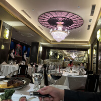 Empire Steak House Roppongi - 豪華な内装。日曜日なので家族が多い。