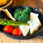 4종류의 야채와 카망베르 치즈의 아히조