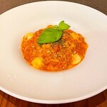馬蘇裡拉乳酪和新鮮羅勒的番茄肉醬義大利面 (義大利寬面)