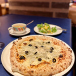 トラットリア・イタリア - シラスのpizza　※サラダを食べ始めてから写真を撮ったので(*´ω｀*)写真よりもっと野菜がのって出てきます！