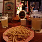 ベアーズクラブ - 今日は大きいヒューガルテンホワイトをいただいてます。フライドポテトはカリッ、ホクッ。