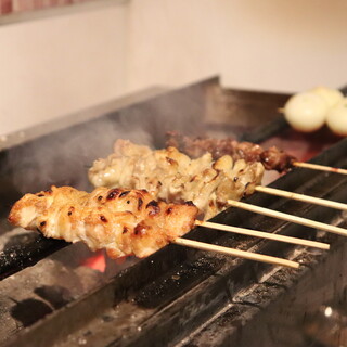 Exquisite Yakitori (grilled chicken skewers) grilled using domestic Bincho charcoal!