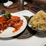 げんや - キムチ盛り合わせ 700円 もやしナムル 250円