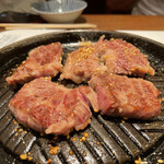 げんや - 焼き上がる上ハラミ