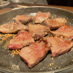 げんや - 焼き上がる塩タン