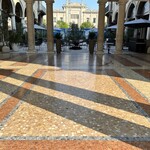 Balzer - Centro Piacentiniano とのパティオにもテラス席がある