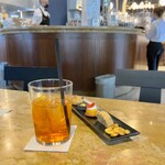 Balzer - 海外なので携帯電話のデータローミングをOFFにしている。店内に入って WiFi でチェックイン方法を再確認する