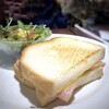 珈琲館 - ◆ハムチーズトーストサンド、ドリンク付きで650円（税込） メニュー通り食パンの間に「ハム」と「チーズ」が挟まれたサンド。普通に美味しいと。