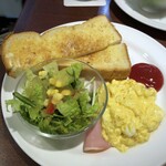 珈琲館 - ＊トーストはイギリスパン。スクランブルエッグとハム（半枚）、サラダ付き。 多いので半分手伝って貰いましたけれど、普通に美味しい。