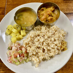 マンジャル - チキンカレーと豆のスープのカレー