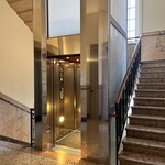 Balzer - エレベーターで三階(日本だと四階)へ上がる