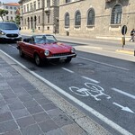 Balzer - Fiat 124 Sport Spider 2000 運転席の男性が気付いて