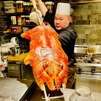 仁修樓 - ◎炭火で焼かれた子豚の丸焼きを披露する上岡シェフ❗️
