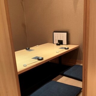 お座敷4名半個室　簾で仕切りがございます。