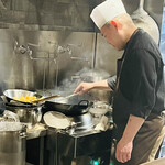 仁修樓 - ◎次に炒め物を作っていく上岡シェフ。