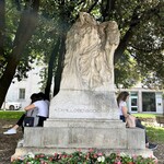 Balzer - 市役所前広場で寛ぐ女子高生