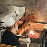 仁修樓 - ◎汗だくになって焼き続ける上岡シェフ。感謝❗️