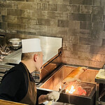 仁修樓 - ◎全面を均等に焼き上げるためには片時も目が離せない。かなりの重労働❗️