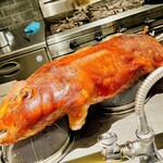 仁修樓 - ◎最高の焼き上がりで子豚の丸焼きが完成❗️