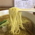 支那そば心麺 - 小麦を感じる薄黄色いストレート細麺。