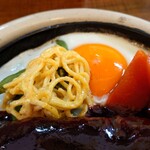 RESTAURANT　Fun Fun - 付け合せのカレーマヨネーズ味のパスタ、
甘く煮られた人参と目玉焼き