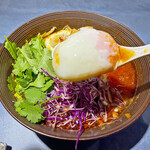 うずとかみなり - まろやかさとコクを与えてくれる温玉